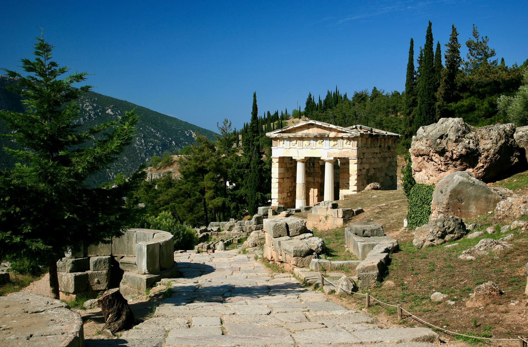 Den hellige vej og athenernes skatkammer på vejen op til oraklet i Delfi. Foto af Anders Stoustrup