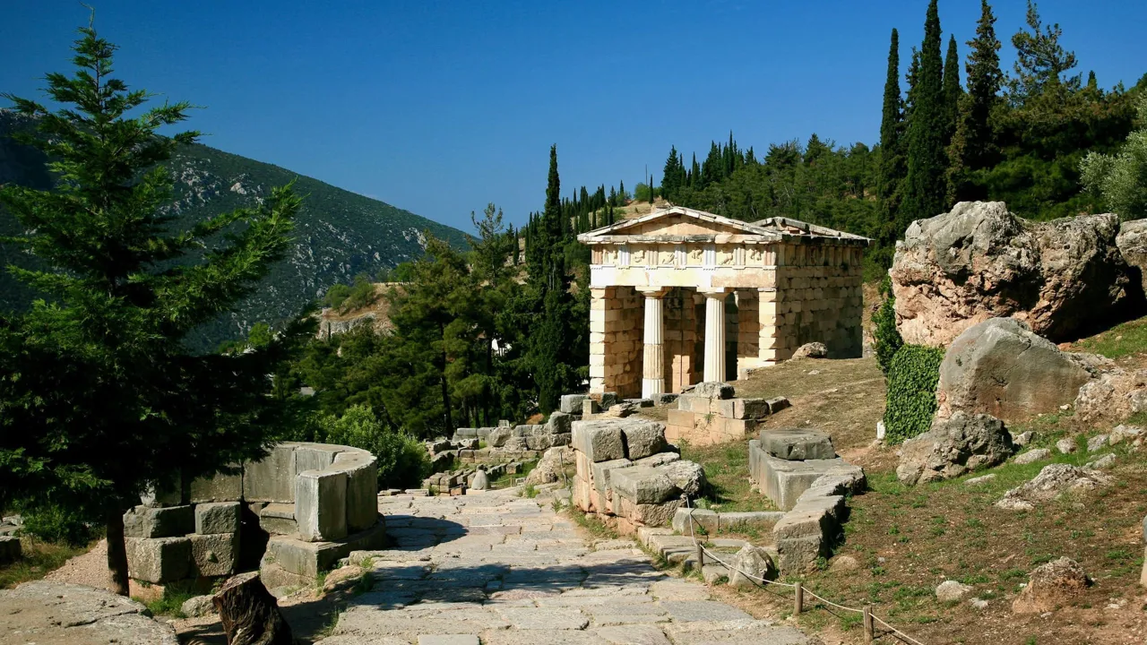 Den hellige vej og athenernes skatkammer på vejen op til oraklet i Delfi. Foto af Anders Stoustrup