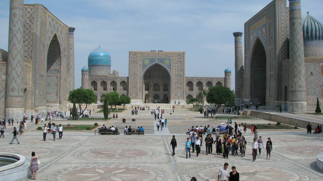 Ved Registanpladsen i Samarkand er der tre madrassaher. Foto Vagn Olsen