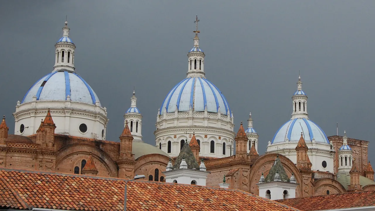 Med sit hvide marmorinteriør og himmelblå kupler er Cathedral Nueva i Cuenca et imponerende syn. Foto Finn Hillmose