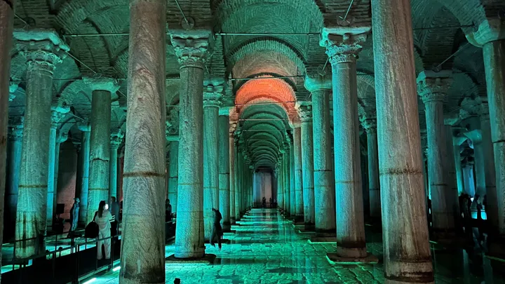 Basilika-cisternen i Istanbul, også kaldet "Det sukne palads", med sine 336 dekorerede søjler. Foto Josefine Aude Raas
