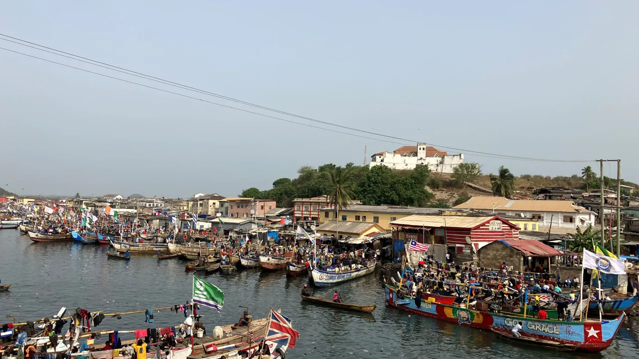 Elmina fiskerihavn og Elmina Castle i baggrunden i det sydlige Ghana. Foto Lise Blom
