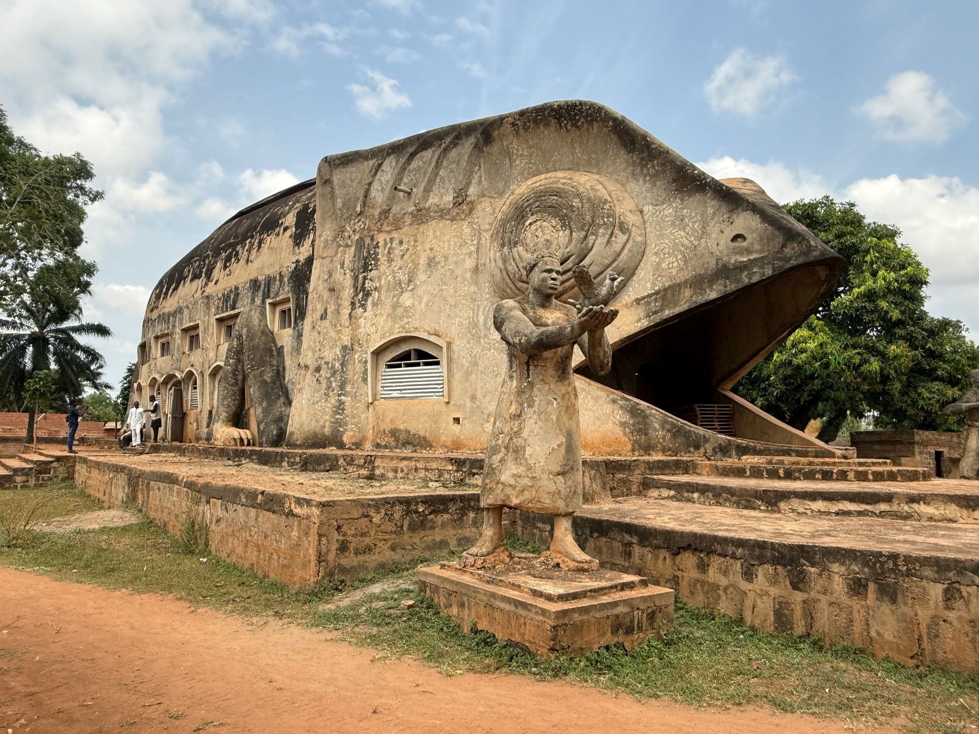 Vi lægger vejen forbi det særprægede kamæleon-tempel ved Abomey i Benin. Foto Anja Schmidt