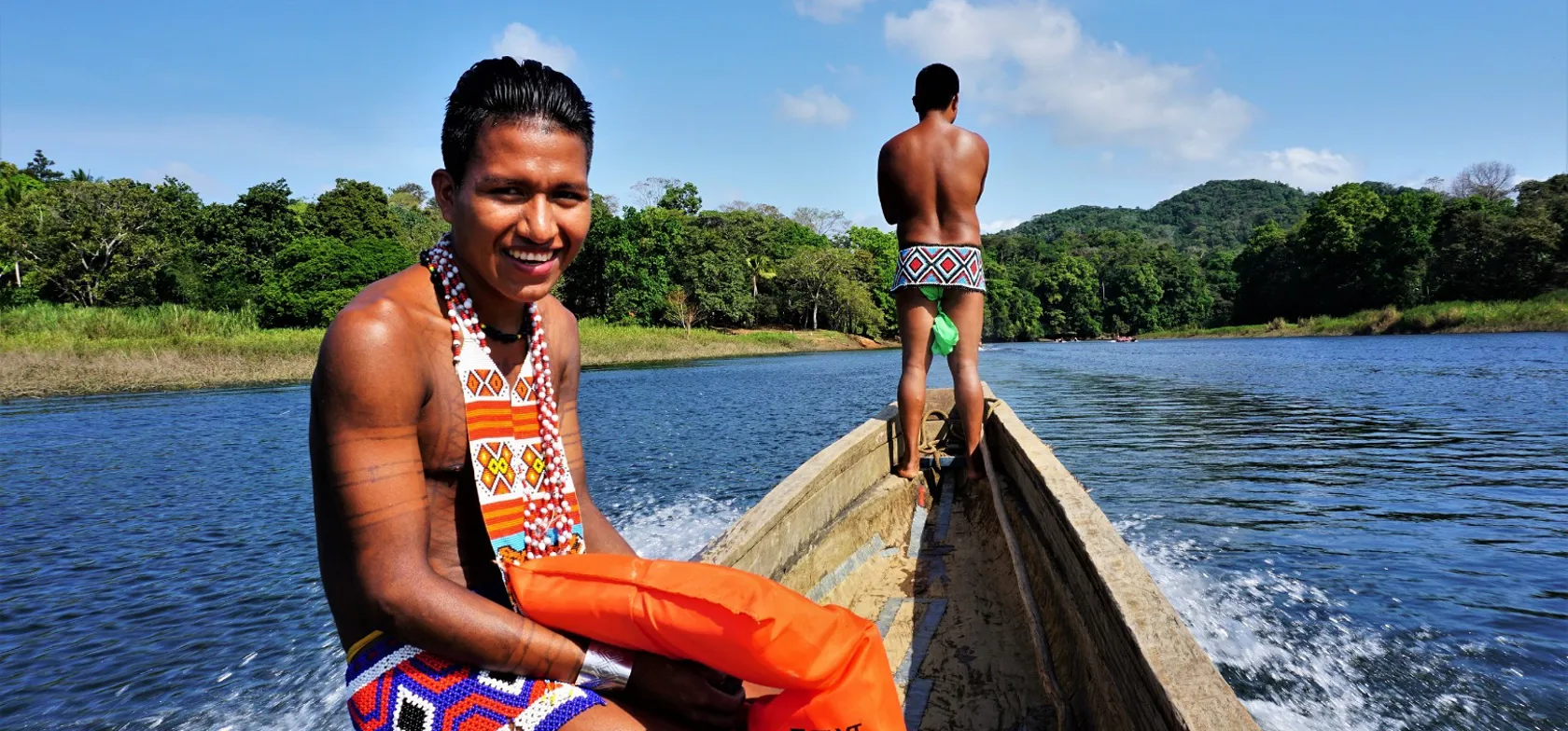 For at komme til Embera indianernes landsby, sejler vi op ad Rio Chagrés floden med jungle til begge sider. Foto Kathrine Svejstrup