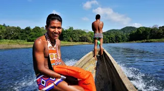 For at komme til Embera indianernes landsby, sejler vi op ad Rio Chagrés floden med jungle til begge sider. Foto Kathrine Svejstrup