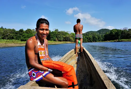 For at komme til Embera indianernes landsby, sejler vi op ad Rio Chagrés floden med jungle til begge sider. Foto Kathrine Svejstrup