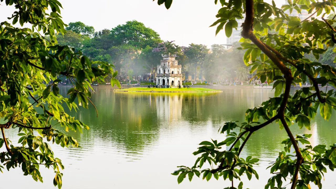 Hoan Kiem søen som er centralt placeret i Hanoi. Foto Viktors Farmor