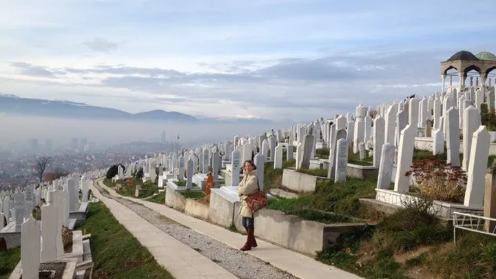 Viktors Farmor rejseleder Anne-Marie Esper Larsen besøger en muslimsk gravplads i Sarajevo.