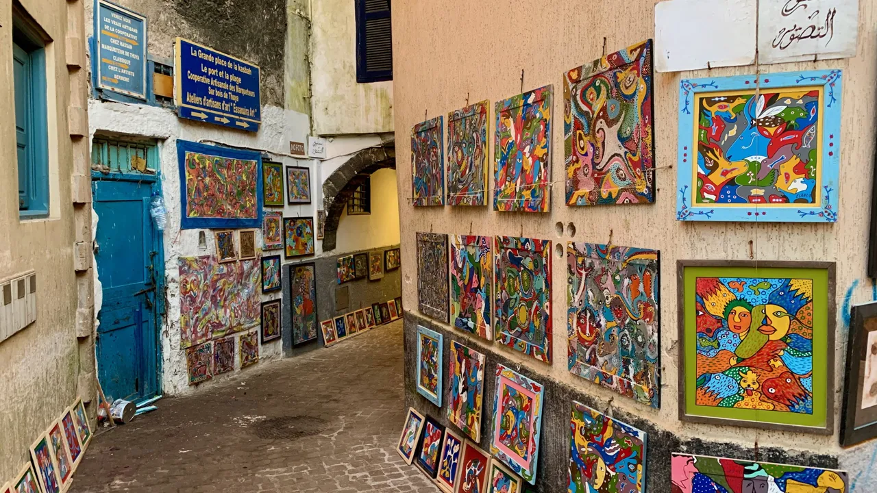 Galleri i Essouira, hvor malerierne har en speciel stil, som er særegen for byen. Foto af Anders Stoustrup