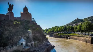 Metheki Kirke med Kong Wachtang i Georgiens hovedstad Tbilisi. Foto Karin Reif