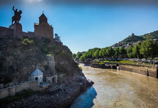 Metheki Kirke med Kong Wachtang i Georgiens hovedstad Tbilisi. Foto Karin Reif