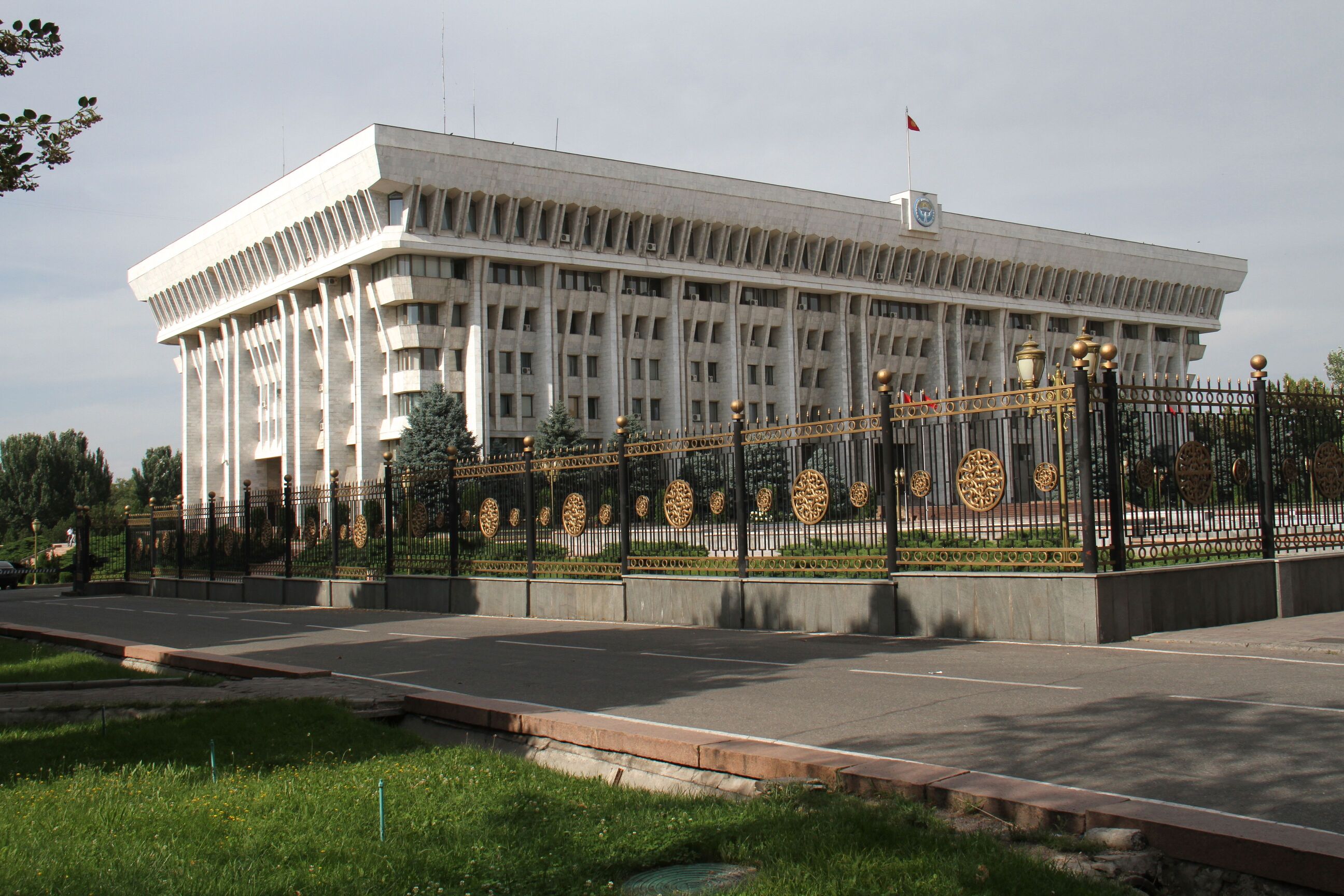 Mange af de store bygninger i Bishkek er ret bombastiske. Foto Erik Hermansen