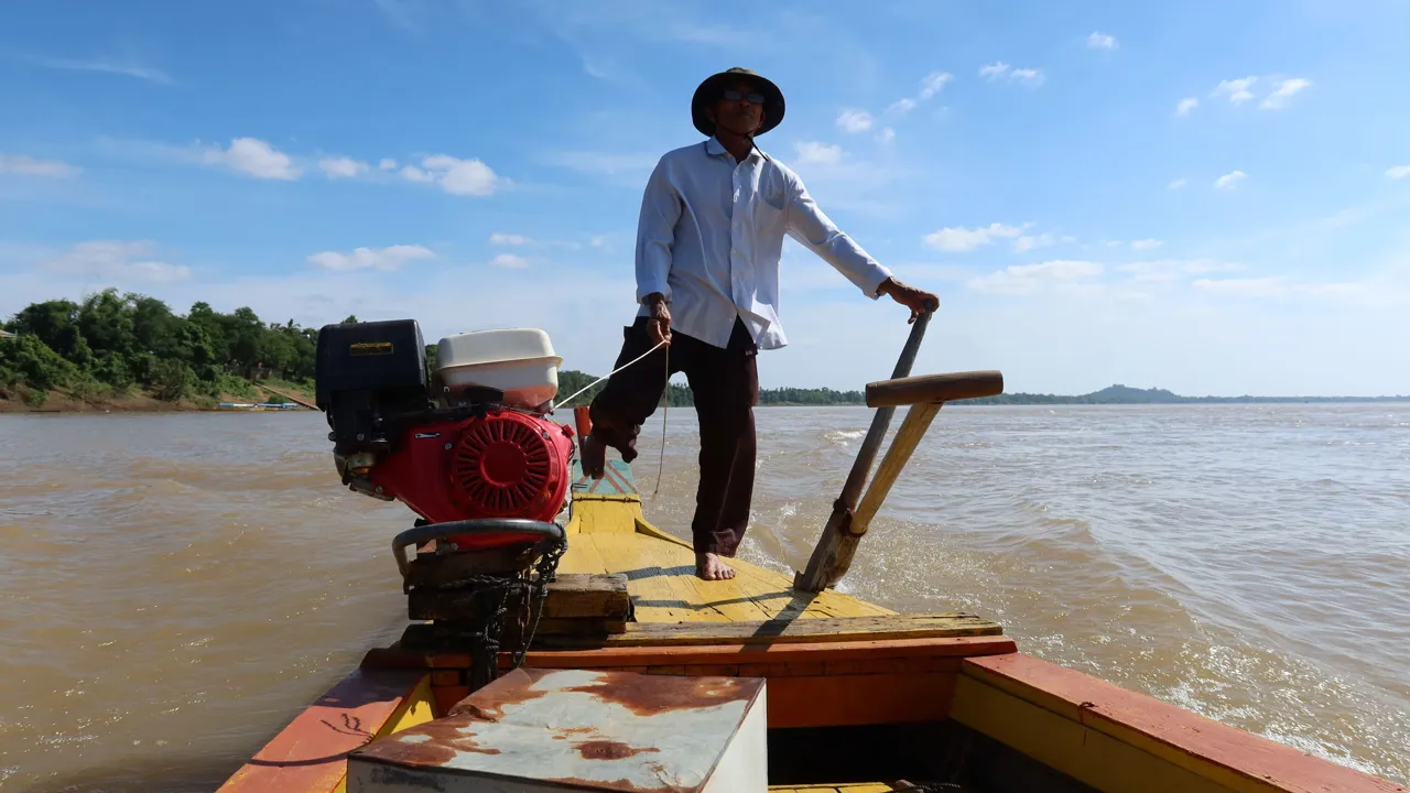 Vi sejler på udkig efter de sjælde floddelfiner på mekongfloden. Foto Lisbeth Engbo
