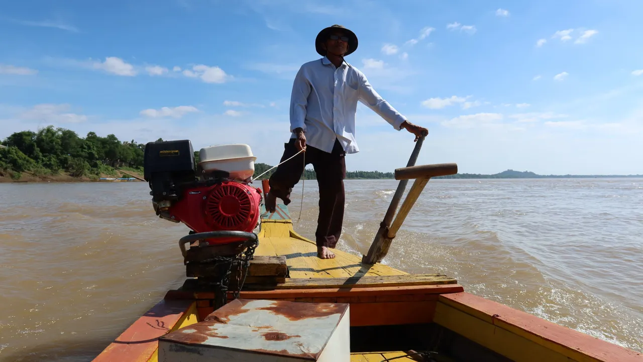 Vi sejler på udkig efter de sjælde floddelfiner på mekongfloden. Foto Lisbet Engbo