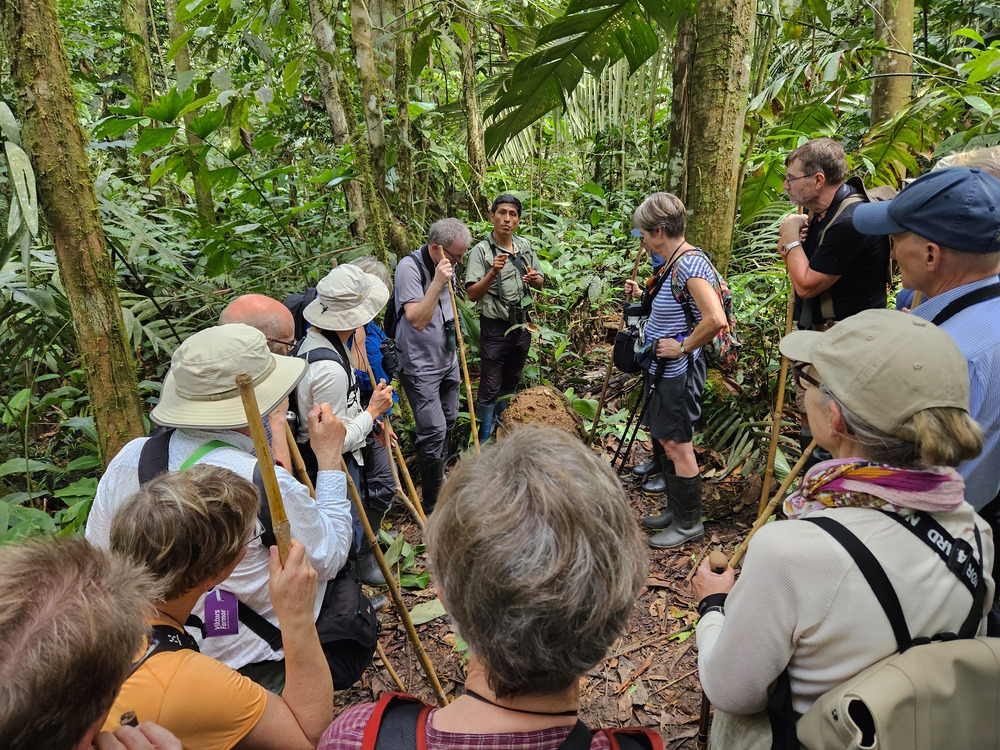 Vi går på opdagelse i Amazonas med en lokal quichua. Foto Hanne Christensen