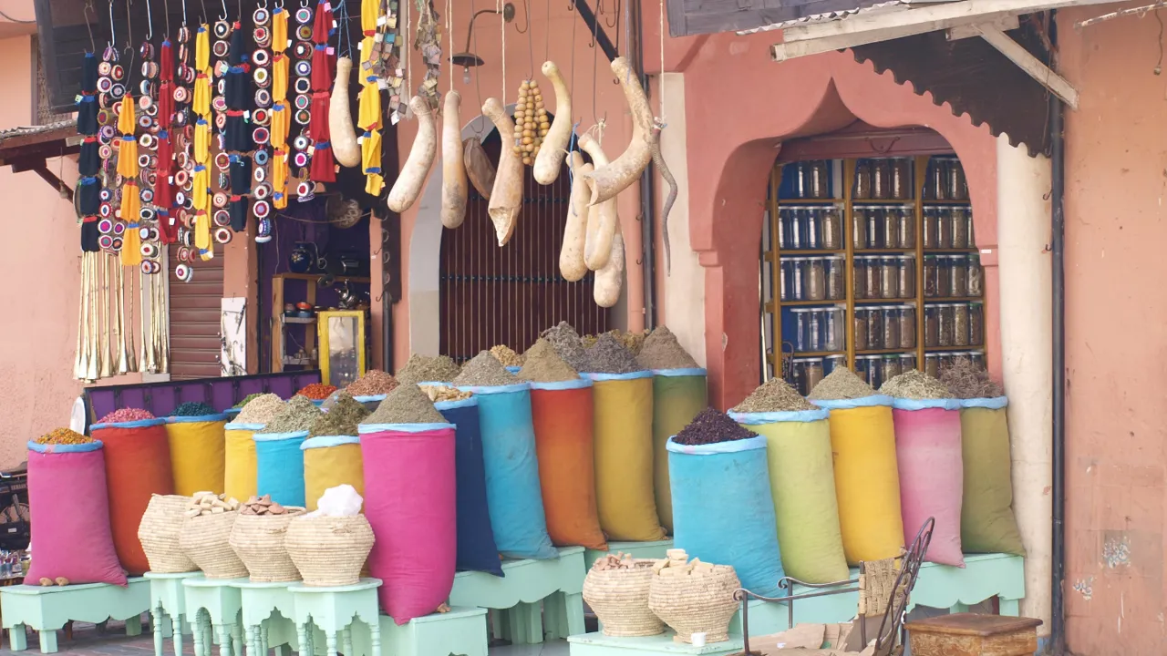 Marokko er en oplevelse for alle sanser - her dufter der skønt af forskellige krydderier. Foto Anna-Karin Guindy
