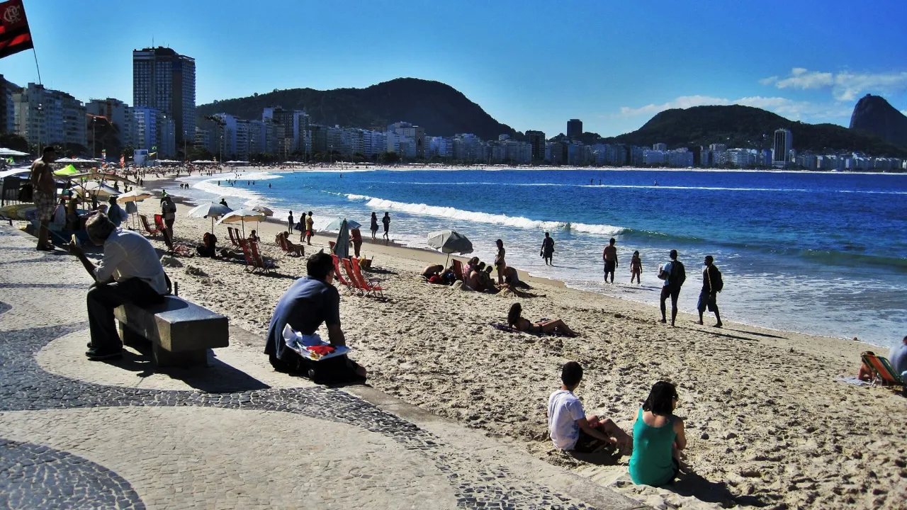 En slentretur langs den smukke Copacabana strand kan stærkt anbefales. Foto Viktors Farmor