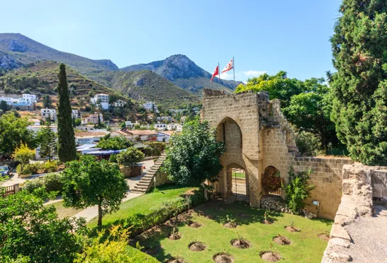 Bjerglandsbyen Bellapais med gamle stenhuse. Foto Viktors Farmor