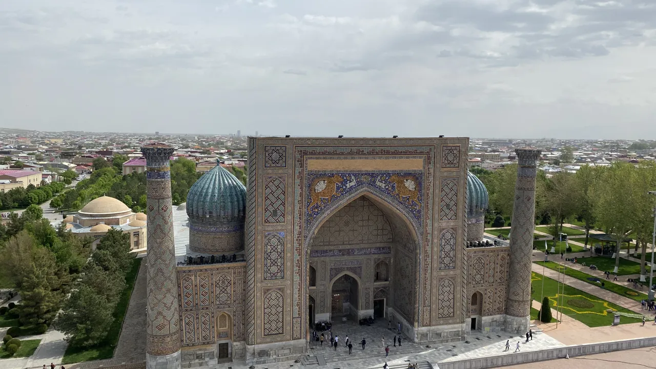 Flot udsigt mod Sher Dor Madrassa fra troppen af Ulugh Begs Madrassa, Samarkand. Foto Michael Høeg Andersen