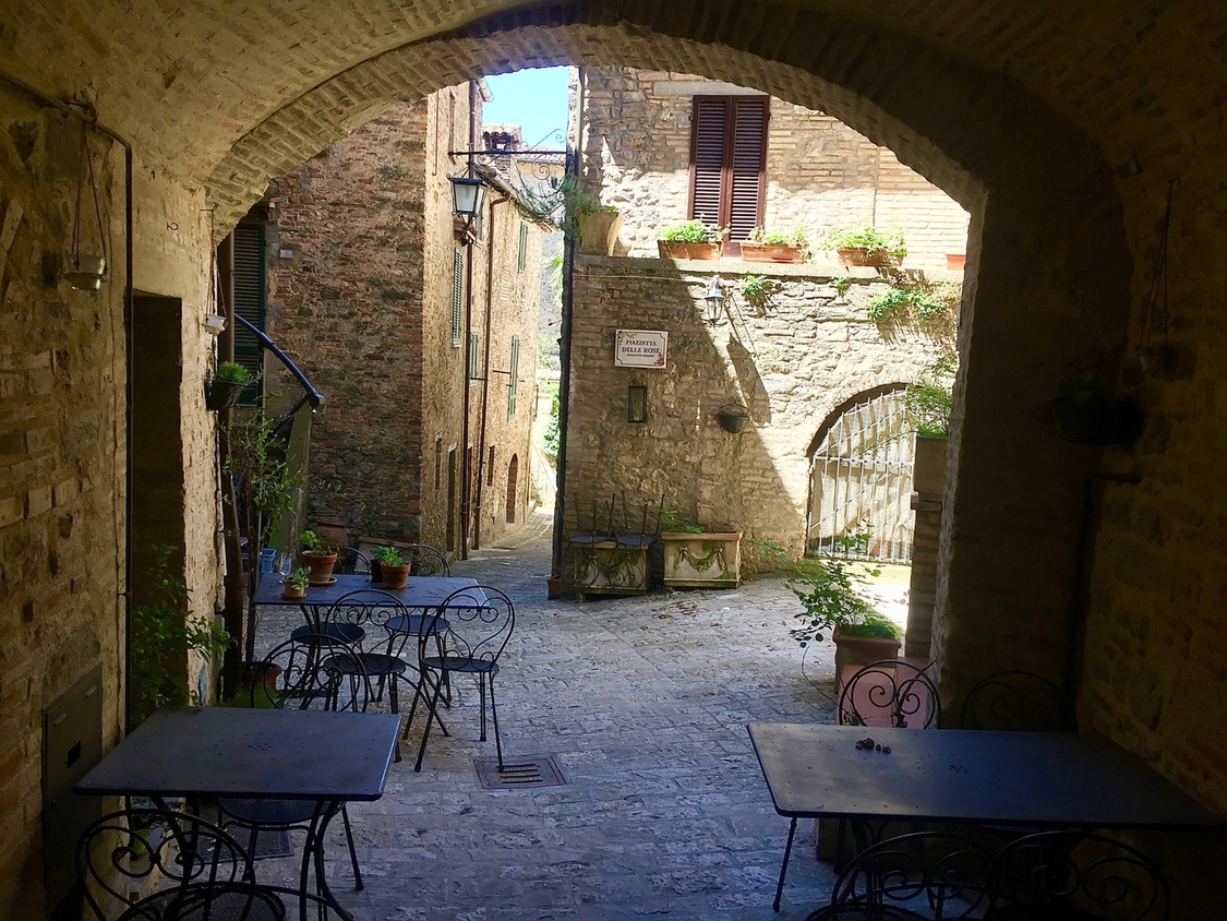 Hvor der er et lille torv, er der også en lille café. Foto Lene Brøndum