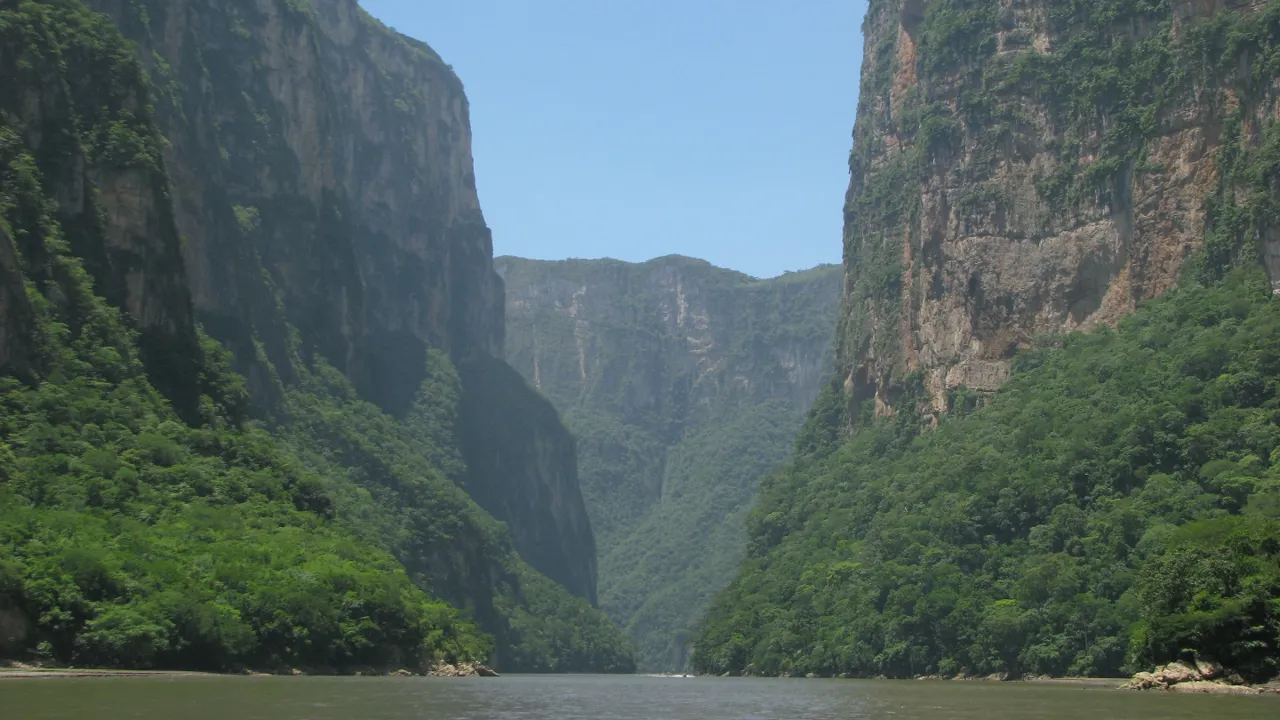 Vi sejler ind i den 13 kilometer lange og snævre Sumidero-kløft. Foto Vagn Olsen