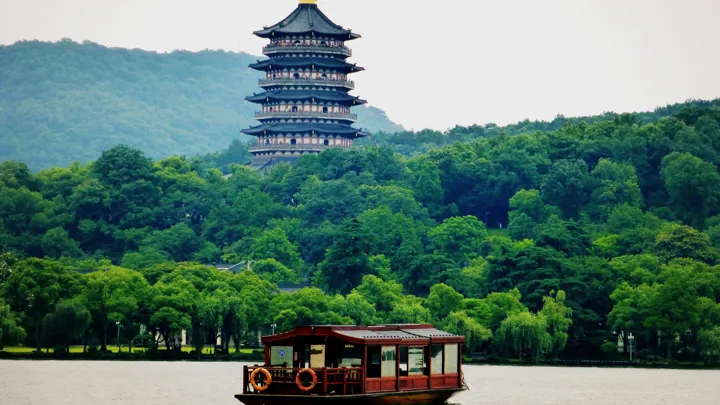 Vi tager på en fredfyldt sejltur på kanalerne i Suzhou og nyder charmen ved dette 'Østens Venedig'. Foto Viktors Farmor
