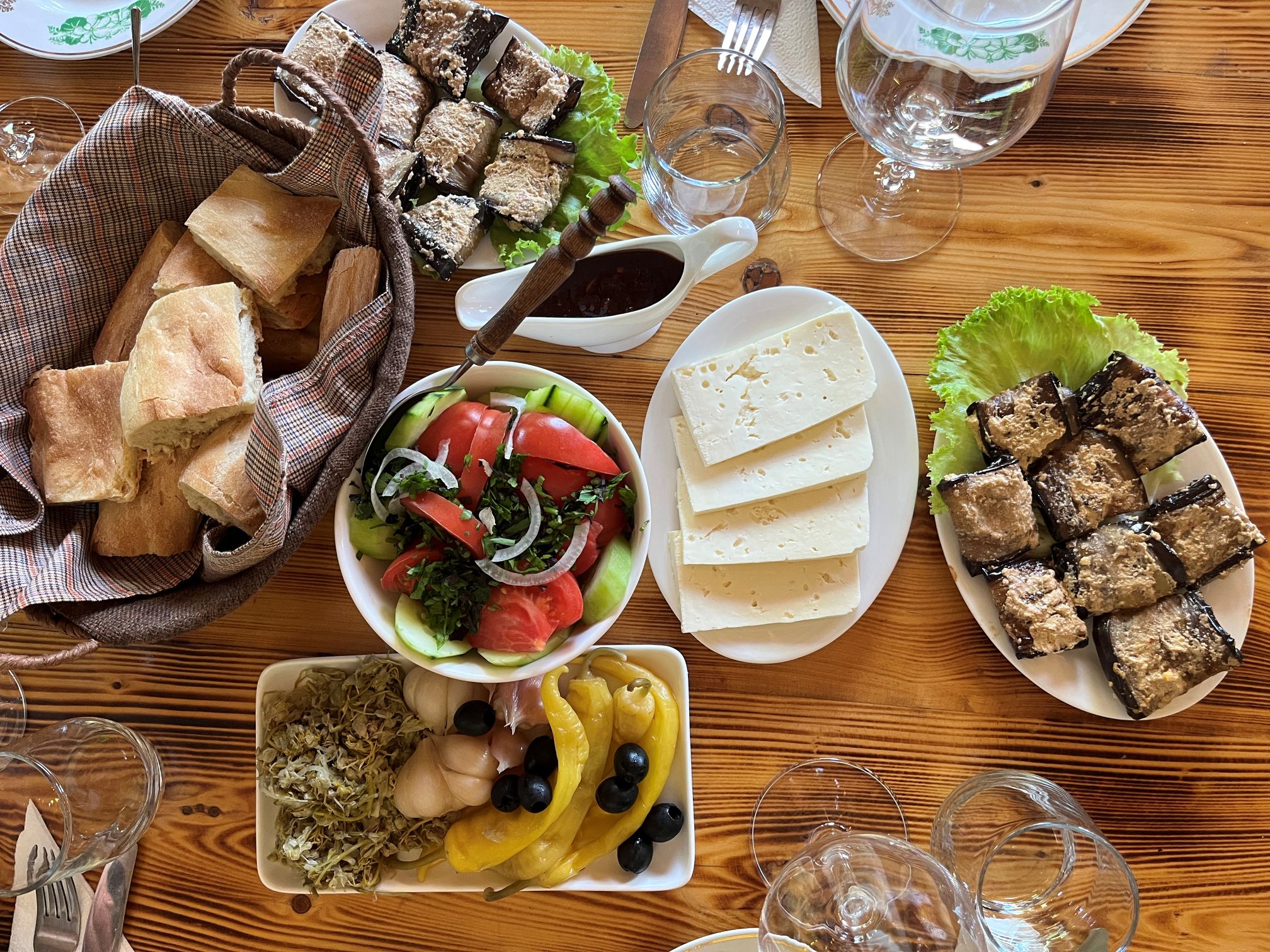 Vi nyder frokost på en lokal vingård i Georgien. Foto Michael Høeg Andersen