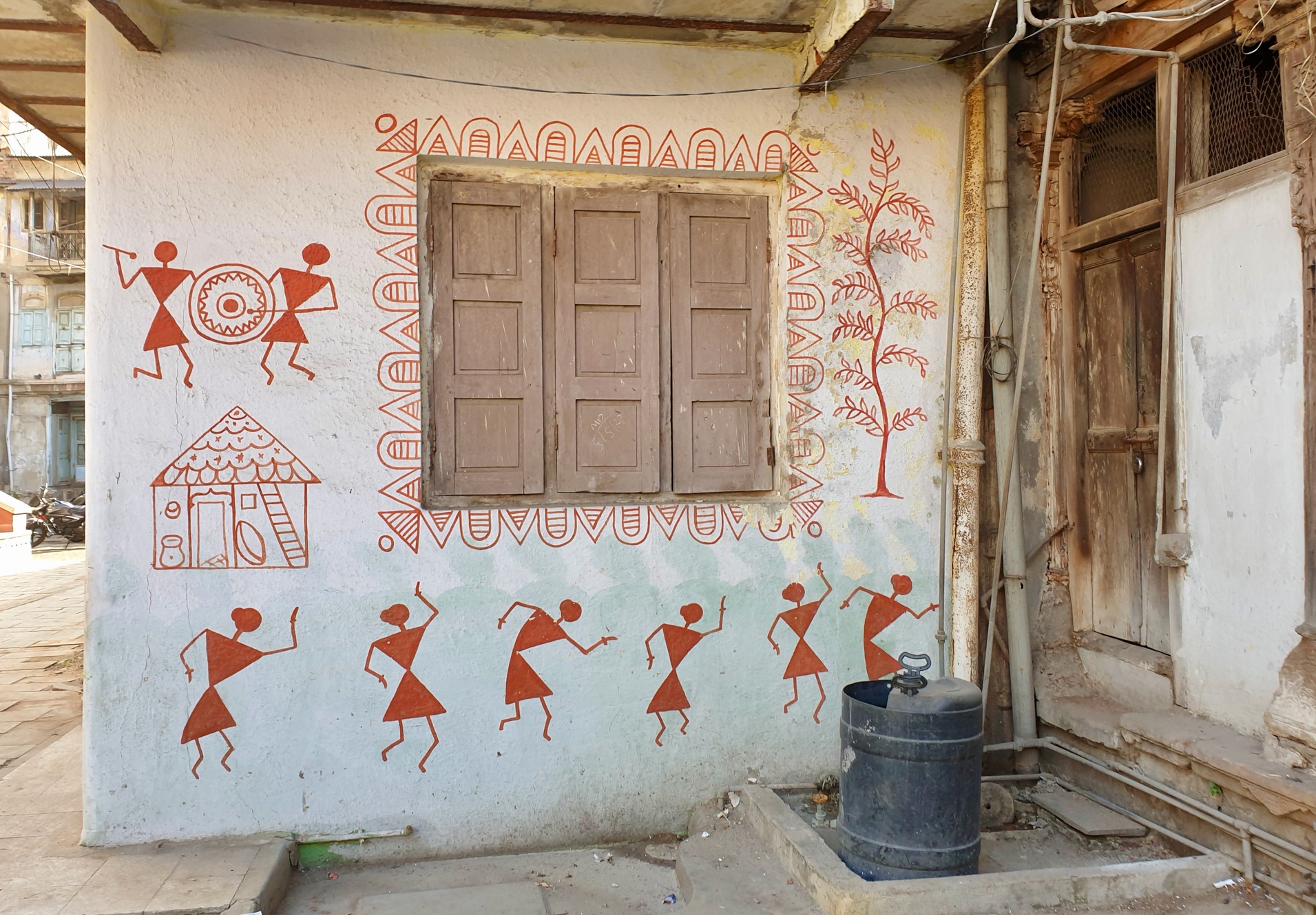 Bemalede huse ses af og til i de små landsbyer i Gujarat. Foto af Kirsten Gynther Holm