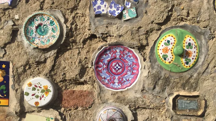 Vi støder på keramik som  en del af arkitekturen nogle steder. Foto Lene Brondum