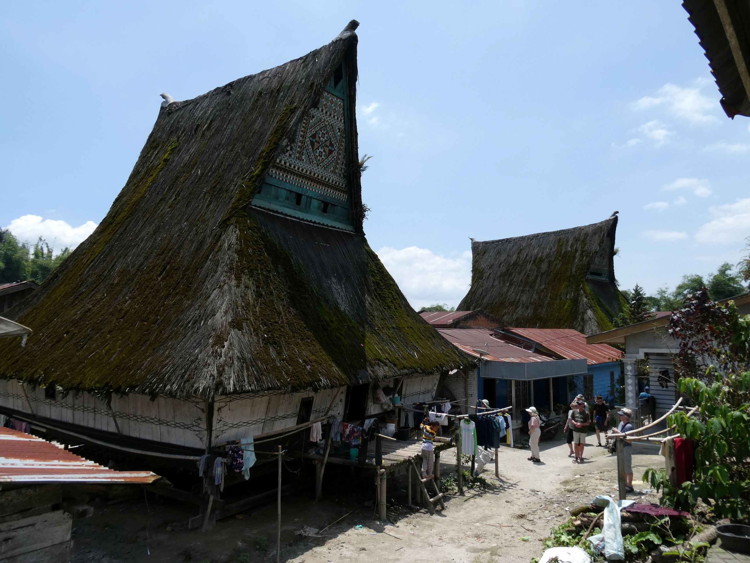På Sumatra besøger vi en Batak Karo landsby, der rummer adskillige gamle traditionelle huse. Foto Michael Høeg Andersen