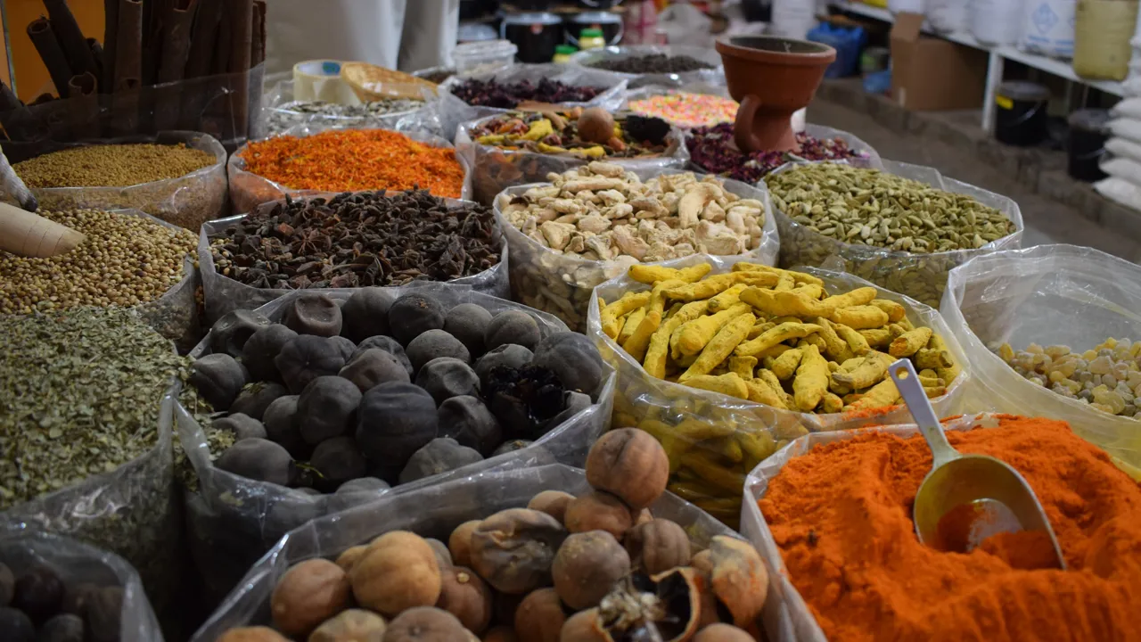 Nizwas souq byder på et væld af eksotiske og farverige krydderier. Foto Anne Sophie Meyer Larsen