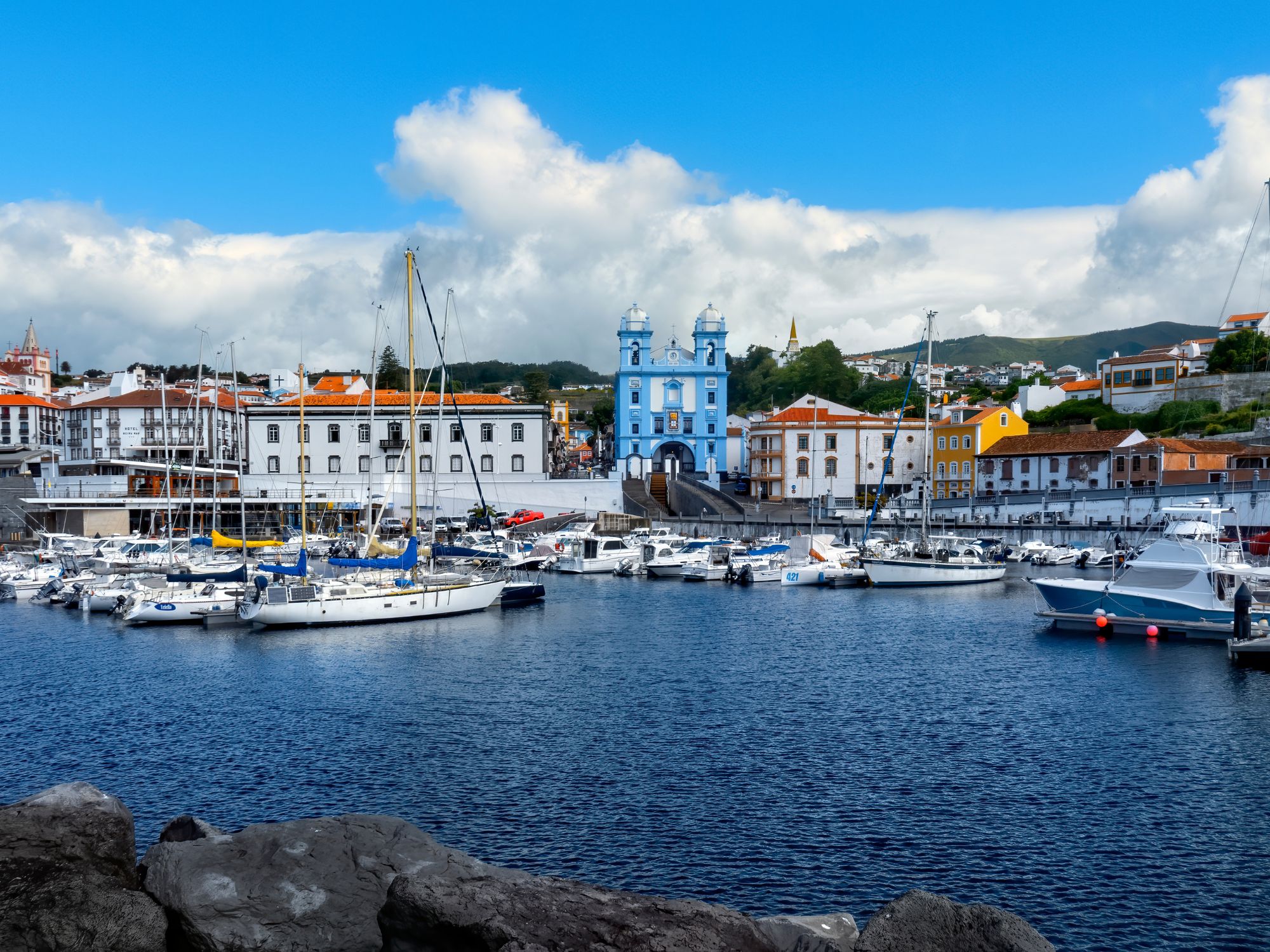 Man får tydligt øje på den lyseblå kirke, Misericórdia. Foto Viktors Farmor