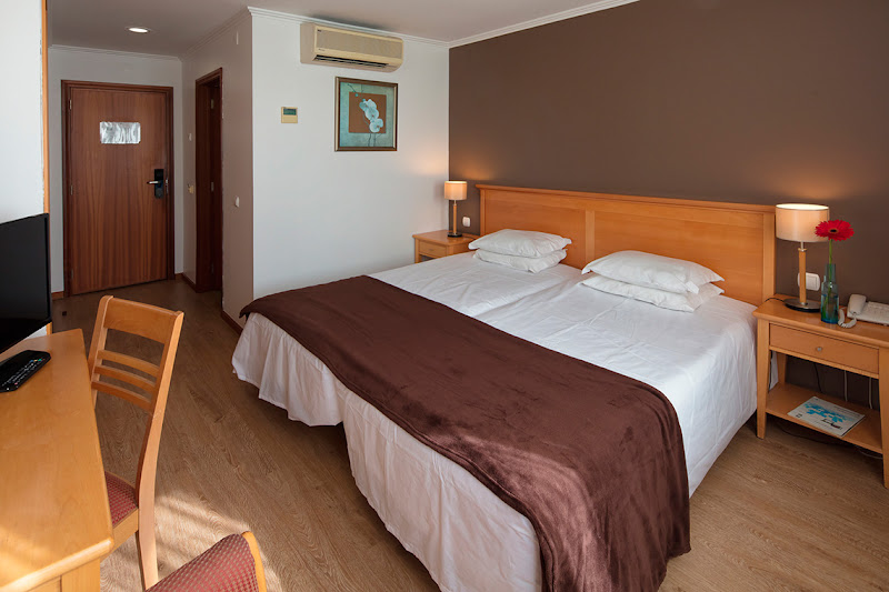 Vi bor på almindelige dobbeltværelser med balkon på Hotel Orquidea i Funchal. Foto Viktors Farmor