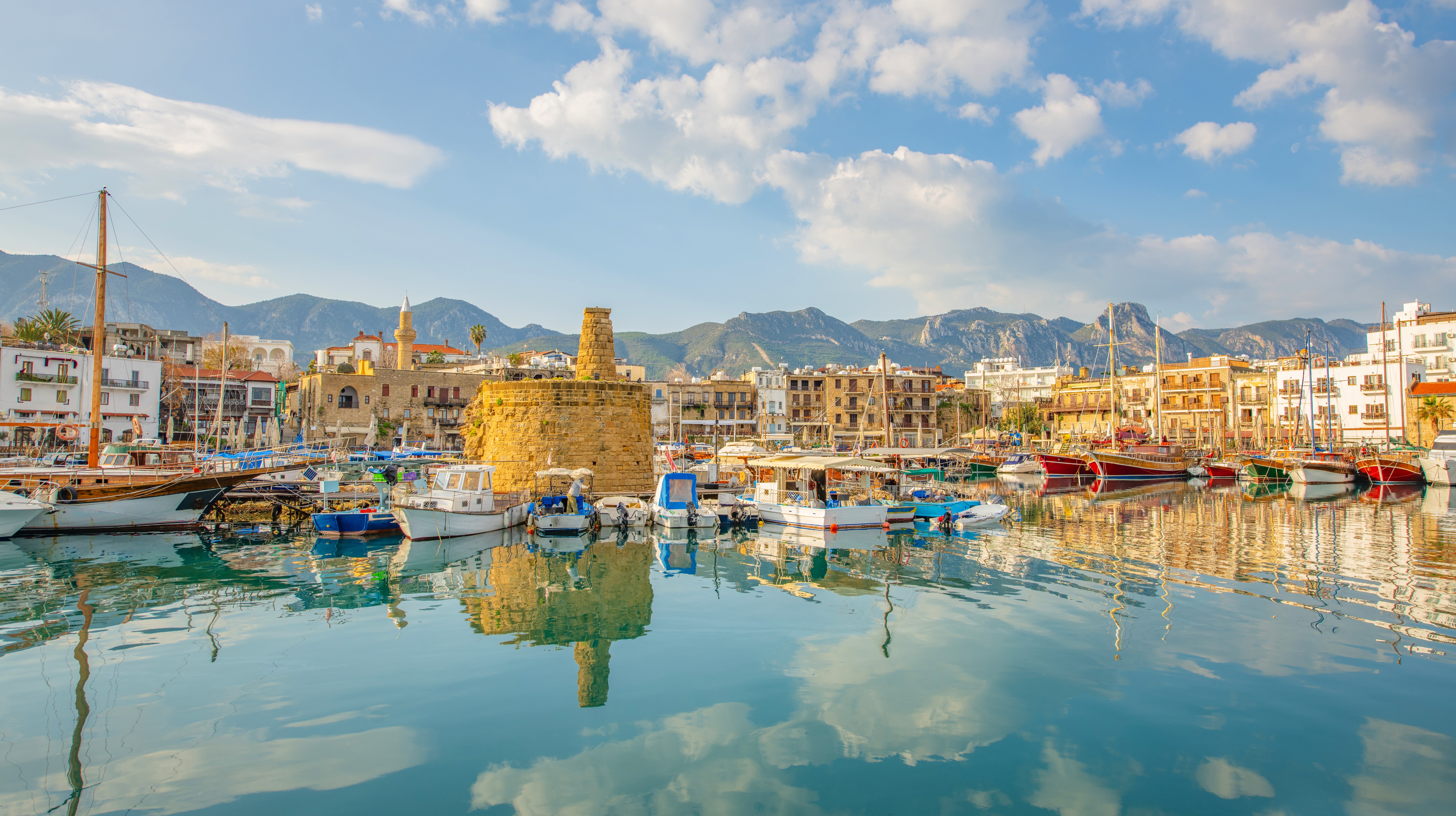 Ved siden af vores hotel ligger Kyrenia hyggelige  havnefront. Foto Viktors Farmor