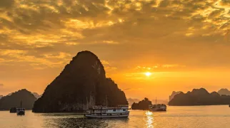 Vi slutter rejsen af med en overnatning på Ha Long bugten.