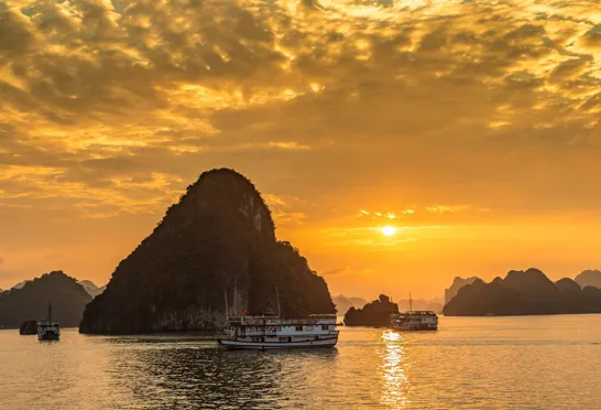 Vi slutter rejsen af med en overnatning på Ha Long bugten.
