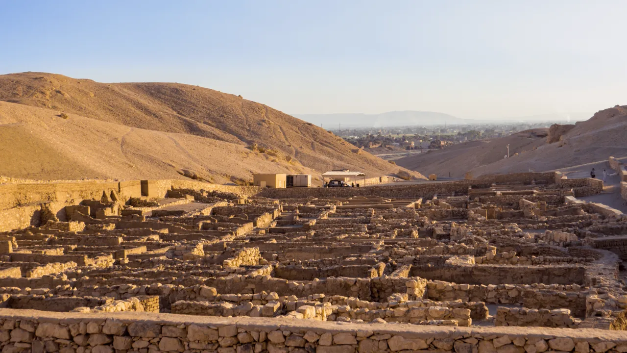 Deir El Medina, en glemt oase af arbejdende kunstnere og håndværkere, hvor faraoernes drømme tog form i sten og farver. Foto Viktors Farmor