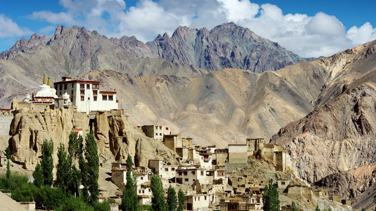 Lamayaru klosteret ligger omgivet af vilde landskaber i Ladakh. Foto Viktors Farmor