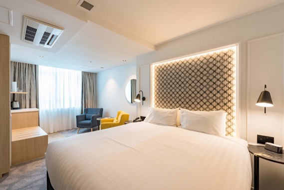 Vores rejse begynder midt i Aucklands byliv, hvor Legacy Airedale Hotel ligger på Queen Street i byens livlige teaterkvarter. 