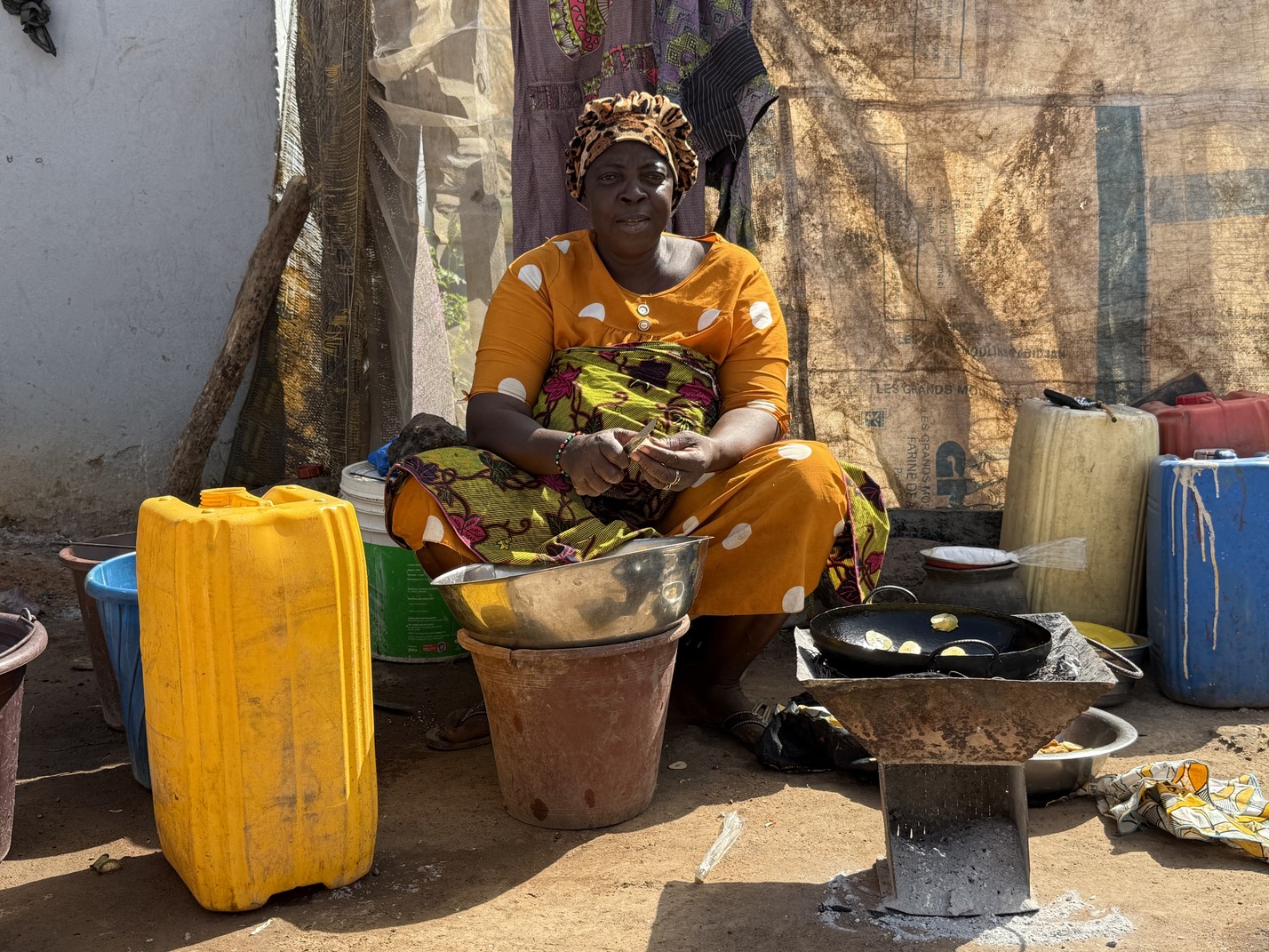 Ofte ser vi kvinderne sidde udenfor under åben himmel og tilberede måltider til familien. Foto Anja Schmidt 
