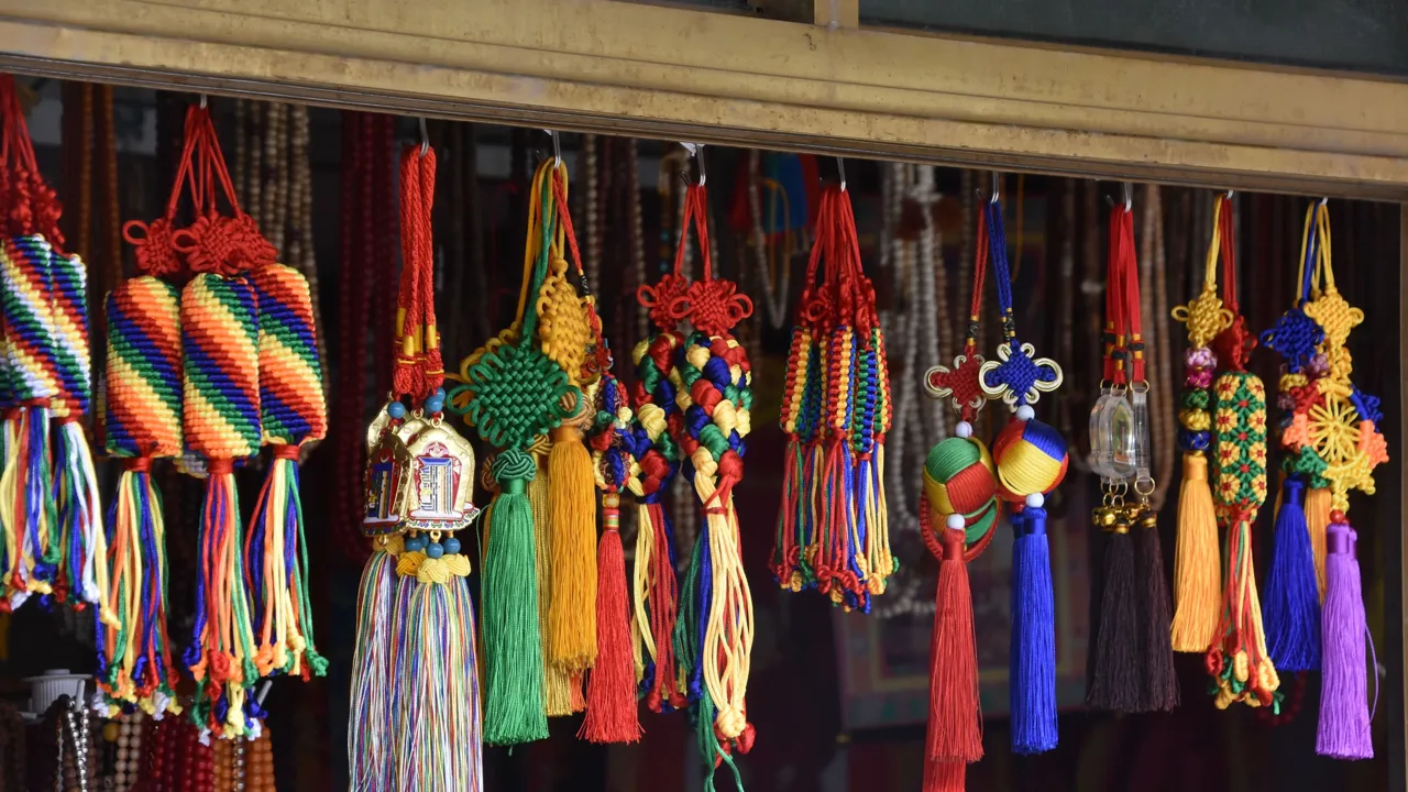Det er en farverig oplevelse at rejse rundt i Tibet. Foto Ulla Dons