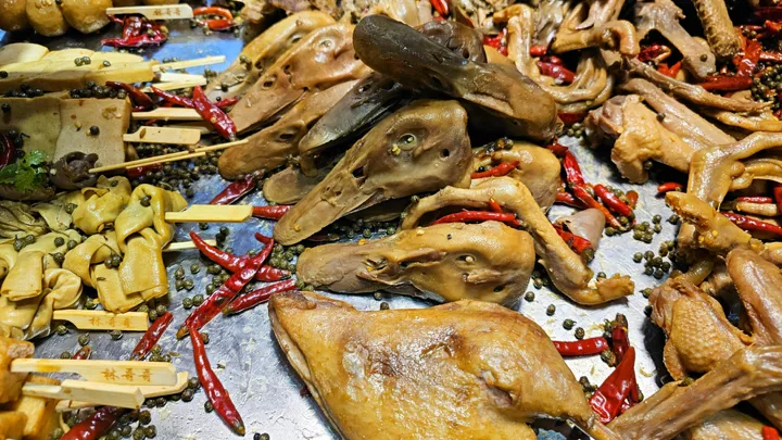 På Viktors Farmors rejser til Kina smager vi på de mange kinesiske retter, heriblandt den ikoniske Peking-and. Foto Carsten Lorentzen