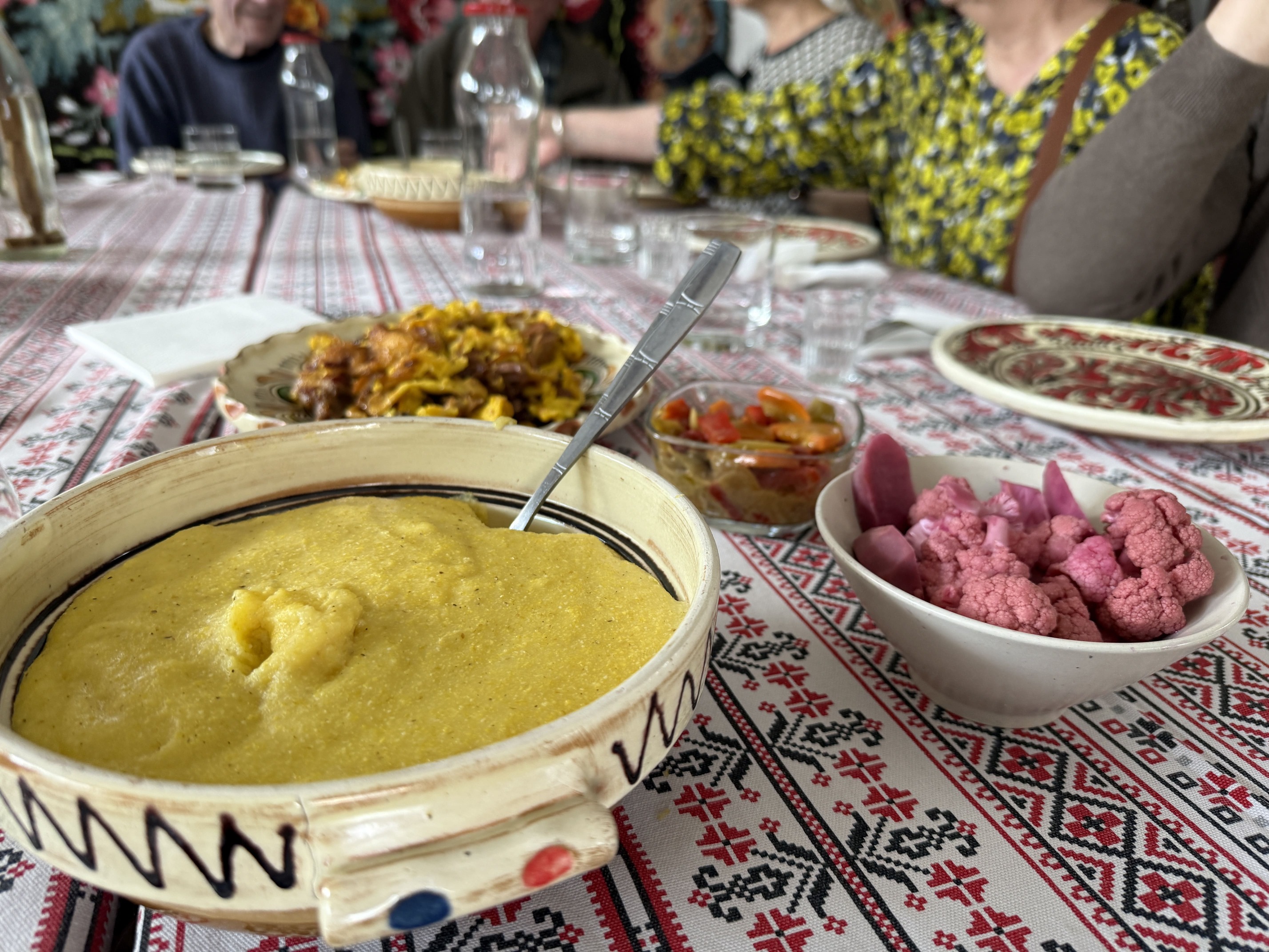 Vi spiser godt gennem hele rejsen og smager mange velsmagende egnsretter. Foto Josefine Aude Raas