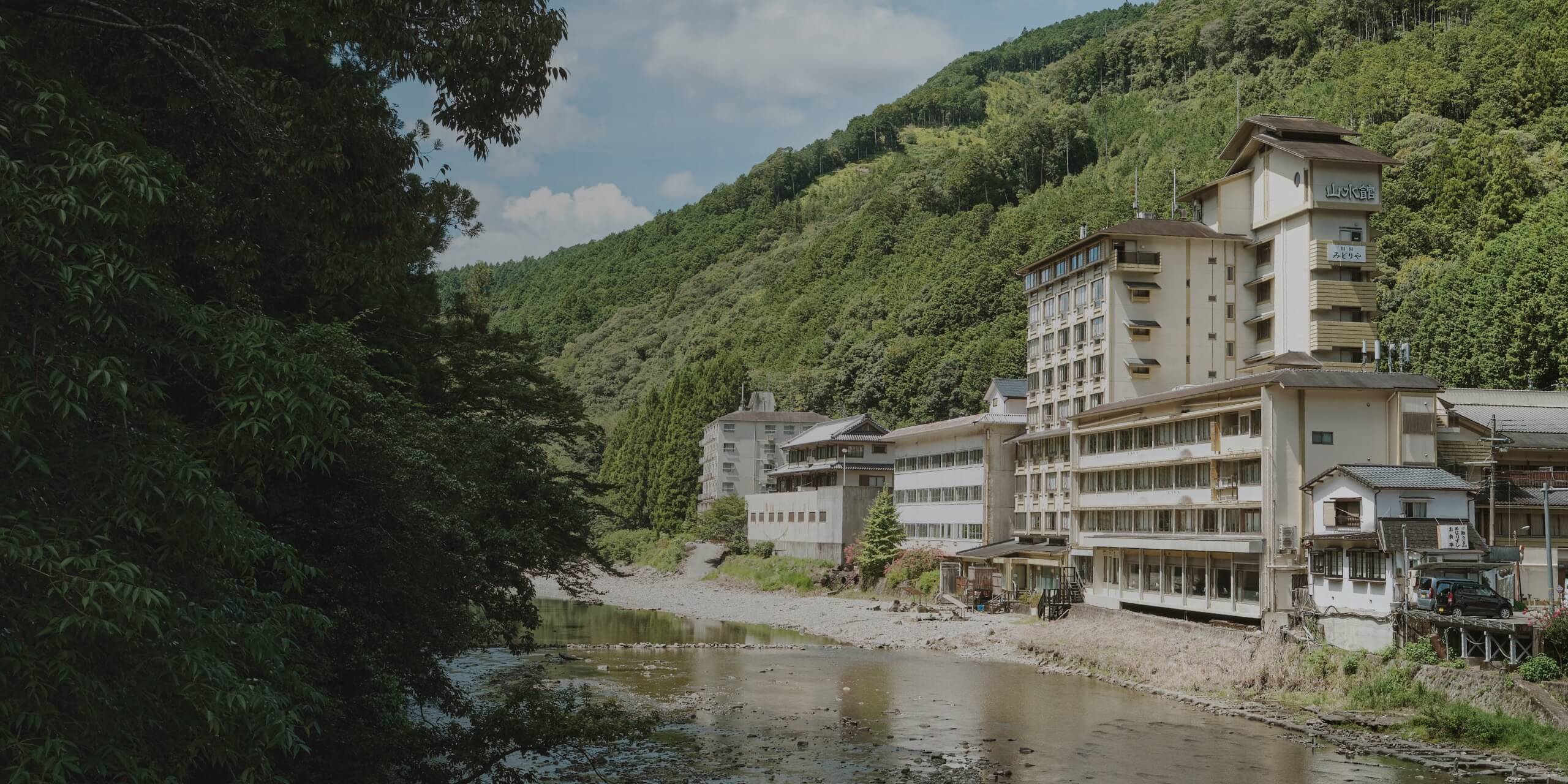 Sansuikan er et klassisk japansk onsen-hotel med en flot beliggenhed midt i naturen ned til en flod omgivet af lave, grønklædte bjerge. 