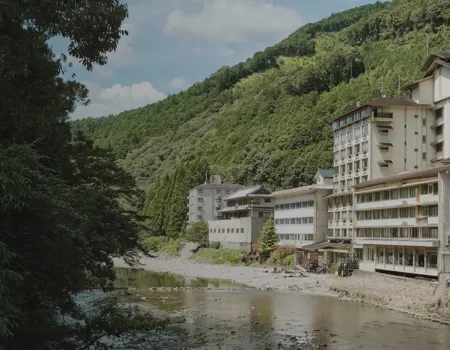 Sansuikan er et klassisk japansk onsen-hotel med en flot beliggenhed midt i naturen ned til en flod omgivet af lave, grønklædte bjerge.
