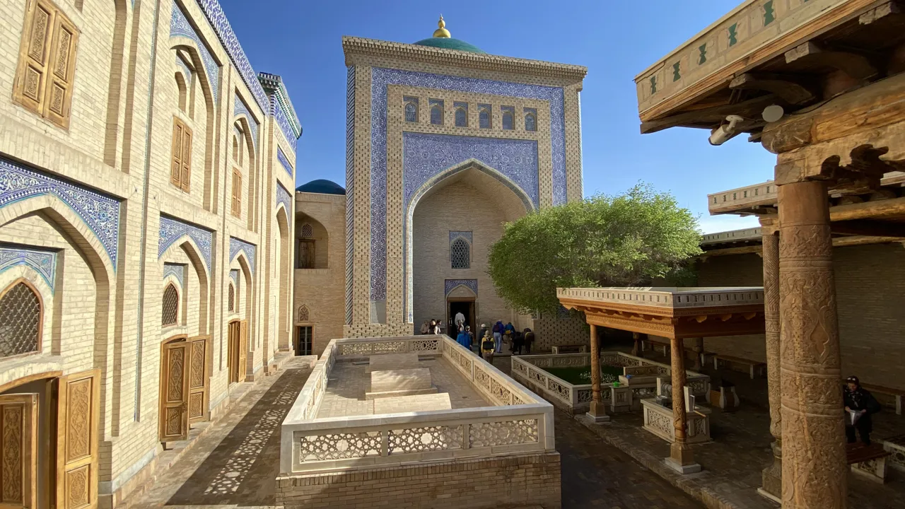 Det smukke Pahlavon Mahmud mausoleum i Khiva. Foto Michael Høeg Andersen