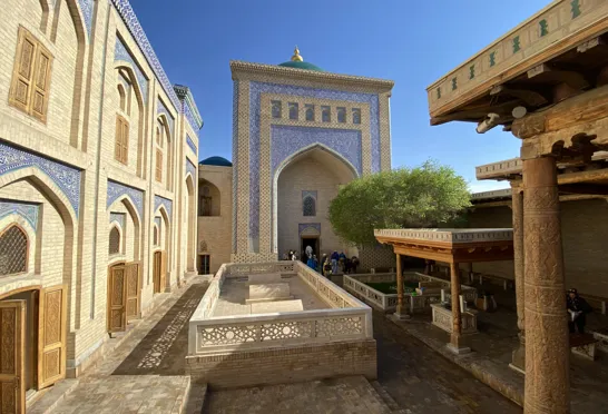 Det smukke Pahlavon Mahmud mausoleum i Khiva. Foto Michael Høeg Andersen