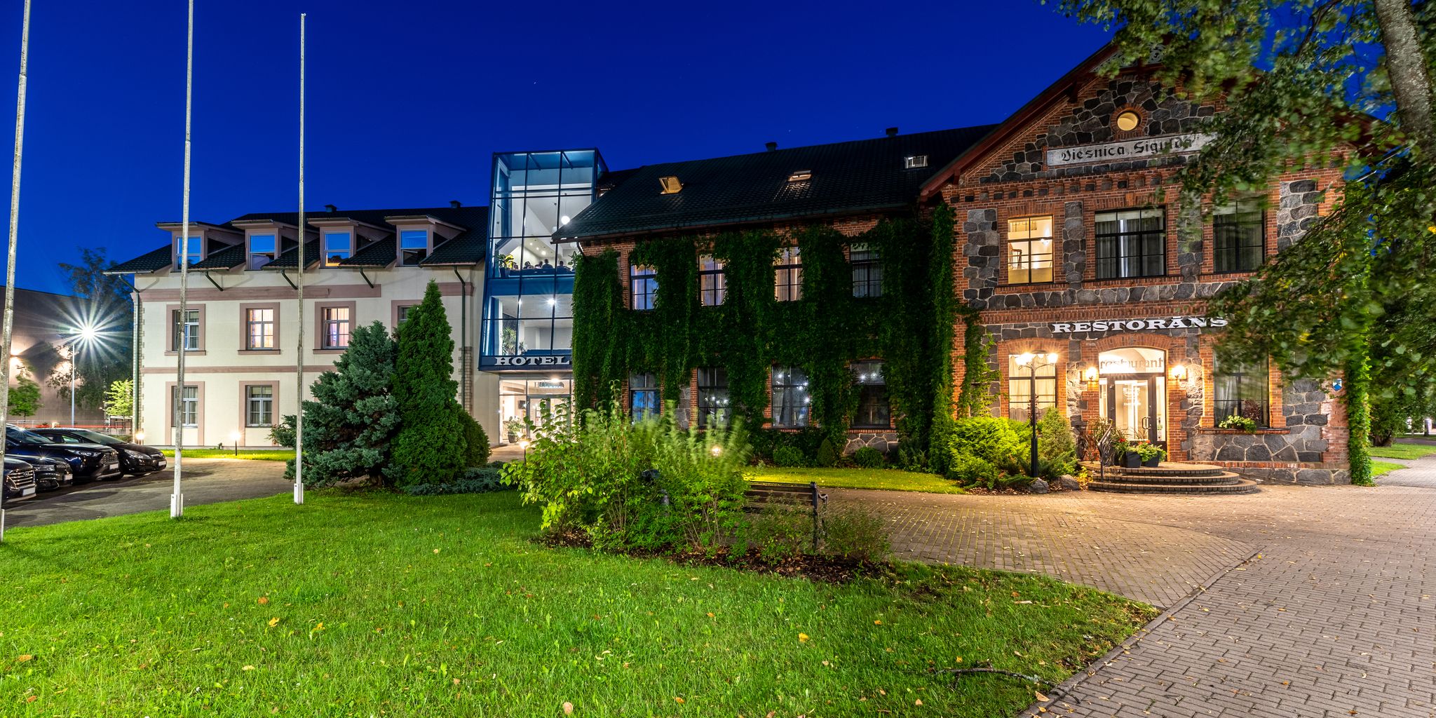 Vi bor på det moderne Sigulda Hotel, der ligger tæt på Letlands smukke natur med skove og grønne landskaber lige uden for døren. 