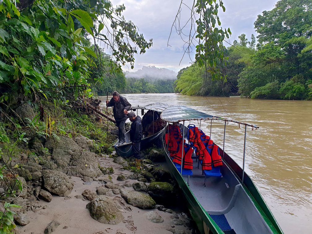 I Amazonas sejler vi med motoriserede kanoer. Foto Hanne Christensen