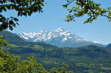 Smukke snebelagte bjerge pryder udsigten i Svaneti. Foto Markus Bogisch